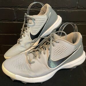 Men’s NIKE Alpha Huarache varsity low baseball cleats. Grey size 10.5.